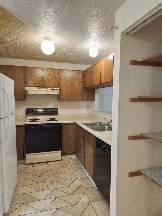 Building Photo - 719 S Church Ave