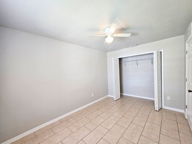 Building Photo - Like New  3 bedroom, 2bath 1 car garage