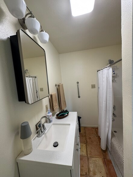 Building Photo - 604 8th St
