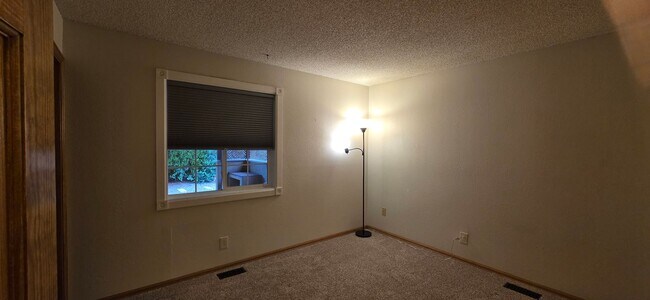 Building Photo - Stunning 4-bedroom, 2.5-bathroom home near...