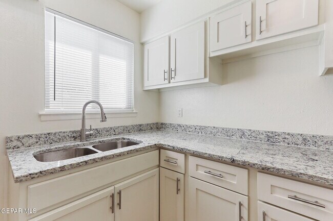 Building Photo - 10060 Kellogg St