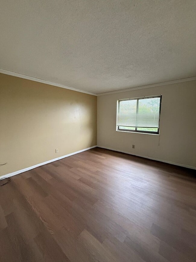 Building Photo - Updated Top-Floor 2 Bedroom Condo with Fir...