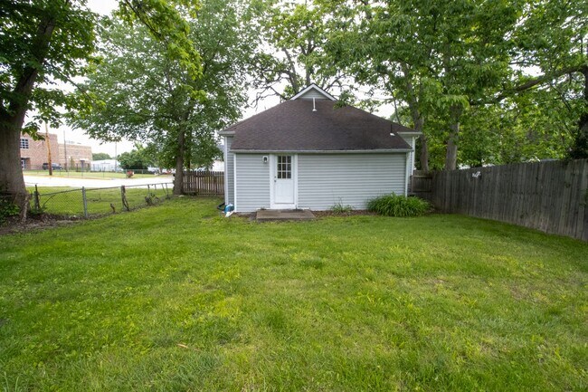 Building Photo - 2 Bed and 1 Bath House