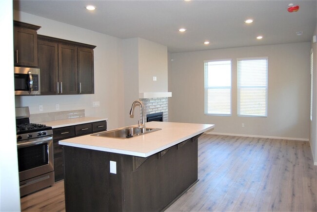 Building Photo - $500 OFF FIRST FULL MONTH! 3 Bedroom / 2.5...