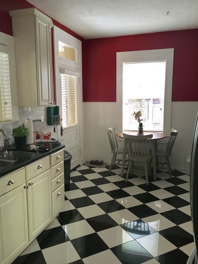 Building Photo - Charming Victorian Home Near the University of Utah