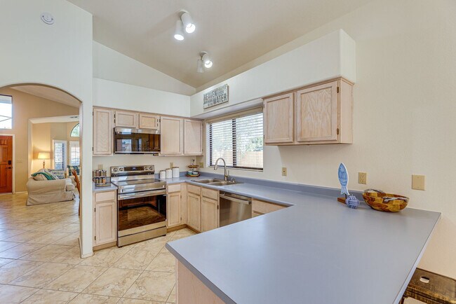 Building Photo - 253 E Vaughn Ave
