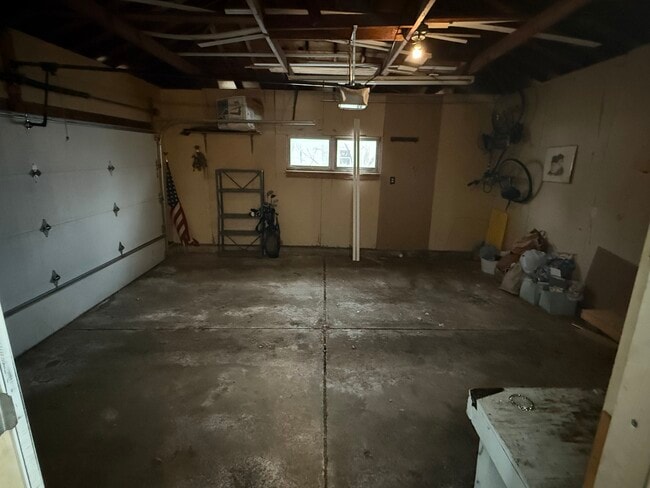 Building Photo - 2505 Zinran Ave S