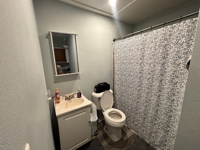 Building Photo - 3 Bedroom Lower Unit Duplex
