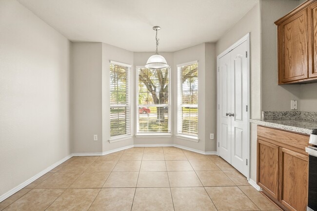 Building Photo - 23 N Golden Oak Dr