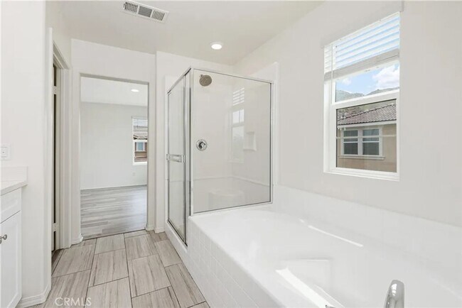 Building Photo - Great 3 bed 3 bath home
