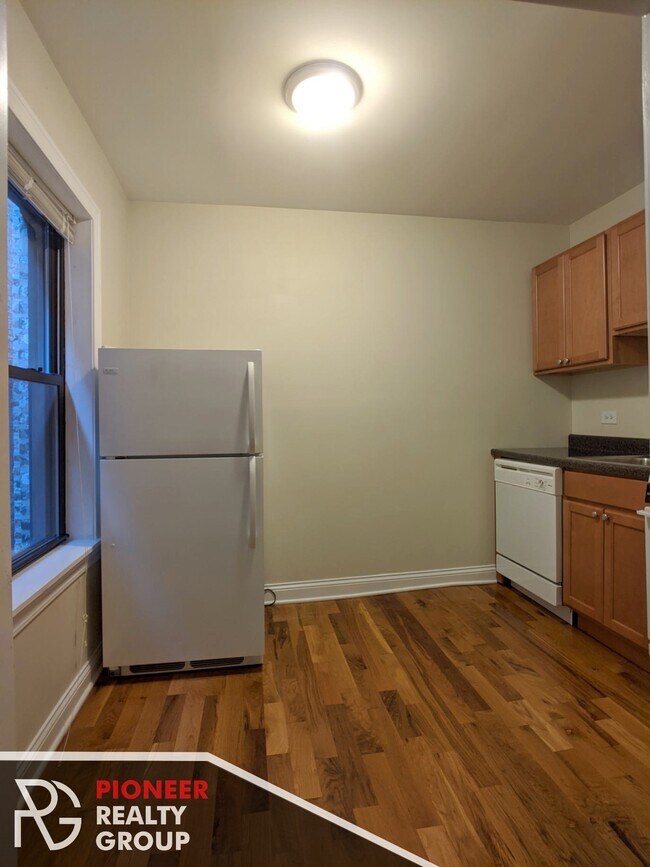 Building Photo - 1354 N Dearborn St