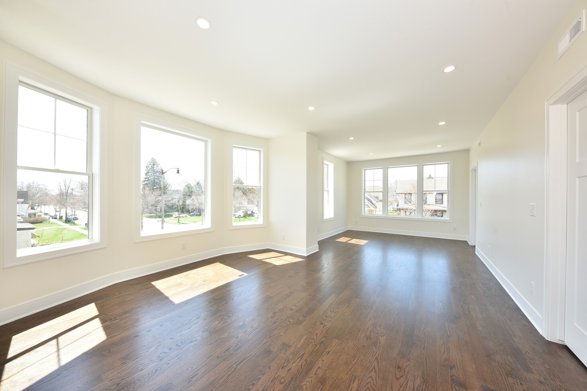 Living Space looking towards Wisconsin St - 104 E Prospect St