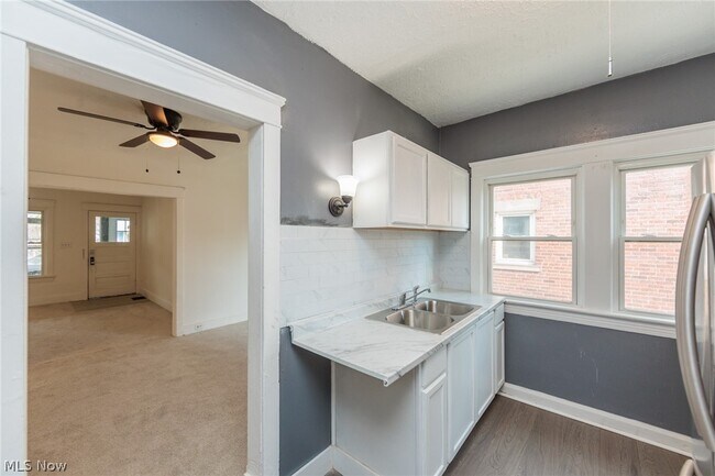 Building Photo - 1519 Ridgewood Ave