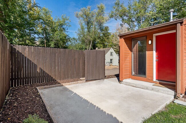 Building Photo - Super Cute North End Place with Garage and Backyard!