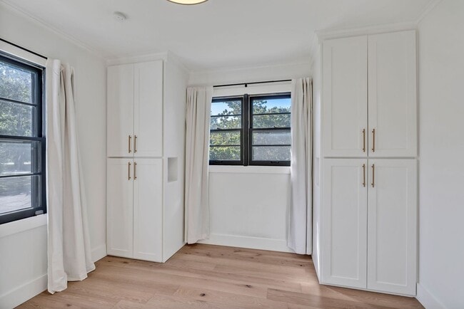 Building Photo - Beautifully furnished short-term rental in Historic Downtown Franklin!