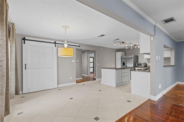 Building Photo - 2117 W Lotus Ave