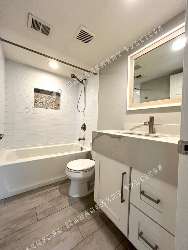 Building Photo - REMODELED 3 BEDROOM 2 BATH GEM WITH DETACH...