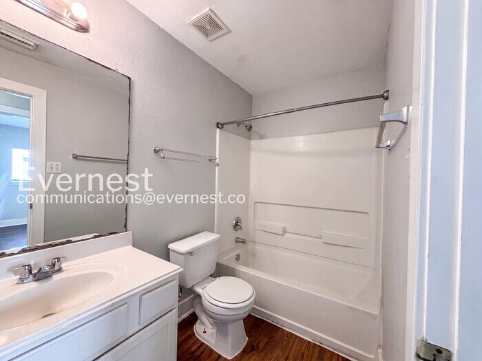 Building Photo - 1043 Grassy View Dr