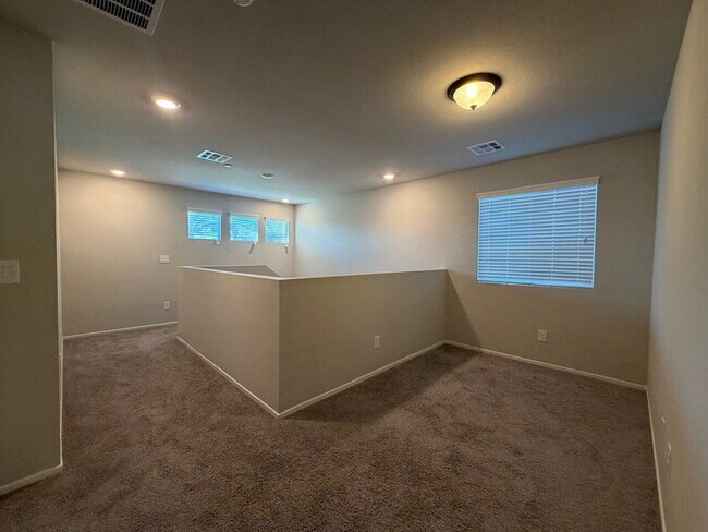 Building Photo - GATED 4 BED 2.5 BATH 2 CAR GARAGE SINGLE FAMILY HOME w/ LOFT, BEDROOM DOWNSTAIRS, NEXT TO COMMUNI...
