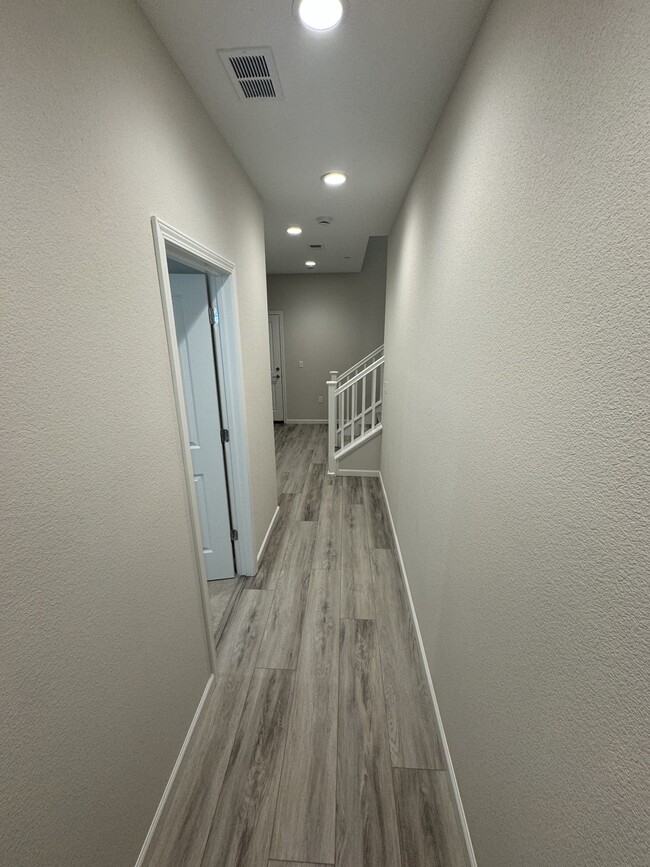 Building Photo - 5515 Holly Bay Ave