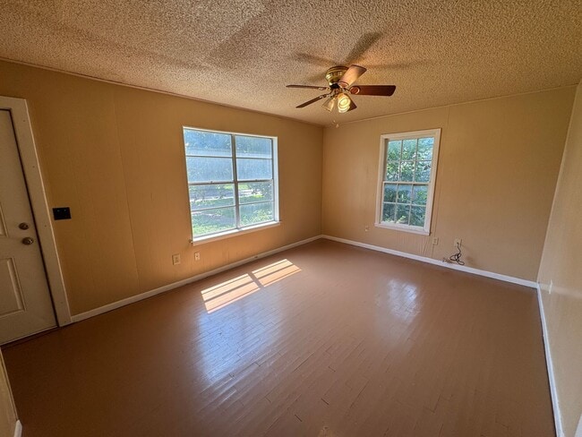 Building Photo - 1205 E Avenue G