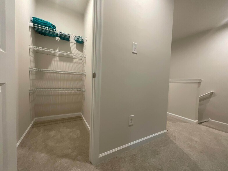 Building Photo - 75 Southwind Dr