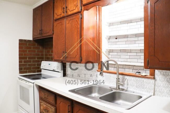 Building Photo - 1108 W Warren St