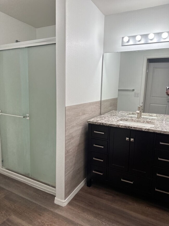 Building Photo - Charming 2 Bedroom Townhome