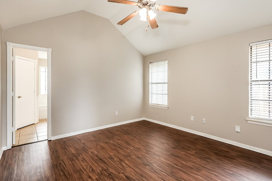 Building Photo - 633 Fire Light Dr