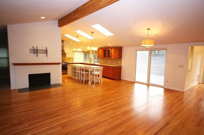 Building Photo - Beautifully Renovated Home in the Heart of Normandy Park