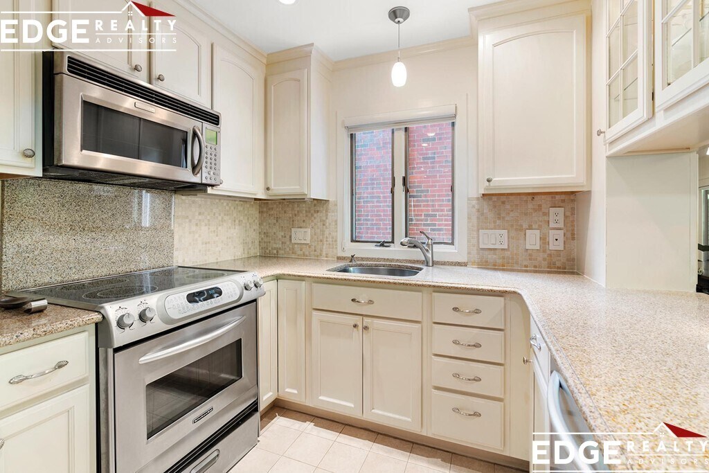 Building Photo - 241 Perkins St