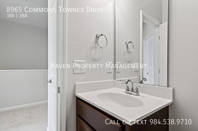 Building Photo - 8965 Commons Townes Dr