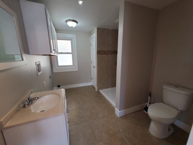 Building Photo - Large 4 Bedroom House in Moline