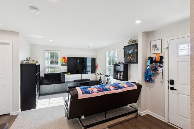 Building Photo - Chesapeake, 3 bedrooms, End Unit- Quick Mo...