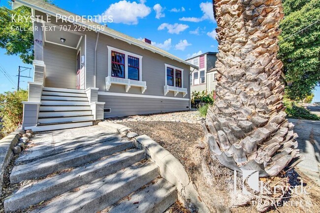 Building Photo - Spacious One Bedroom Craftsman-era Cottage