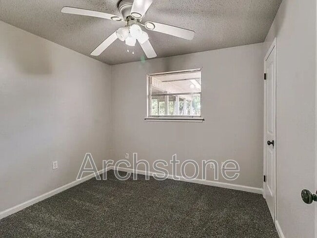 Building Photo - 3217 Overland Dr