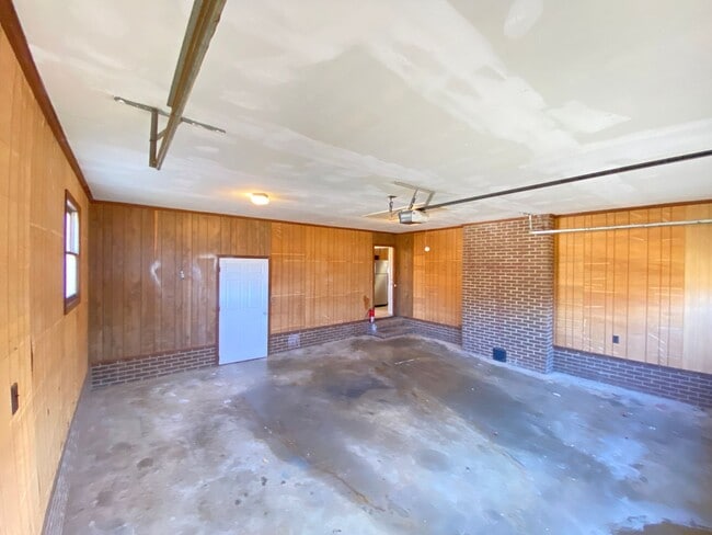 Building Photo - 3bed/2bath house on large lot with garage, Minutes from Hwy 73 and I-85, Close to Concord