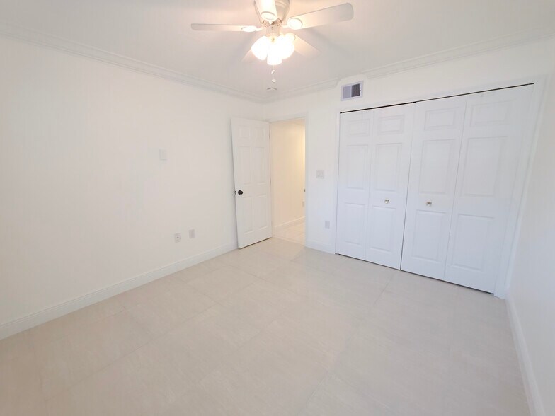 Building Photo - 154 Cypress Way E