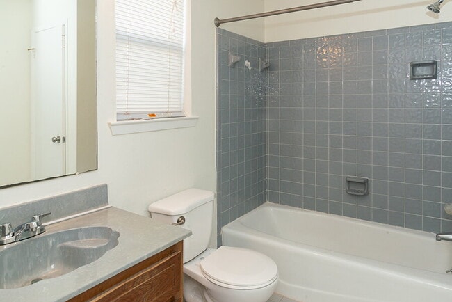 Building Photo - "Charming Townhouse on Hollywood Blvd with Spacious 1156 Sq Ft Layout!"