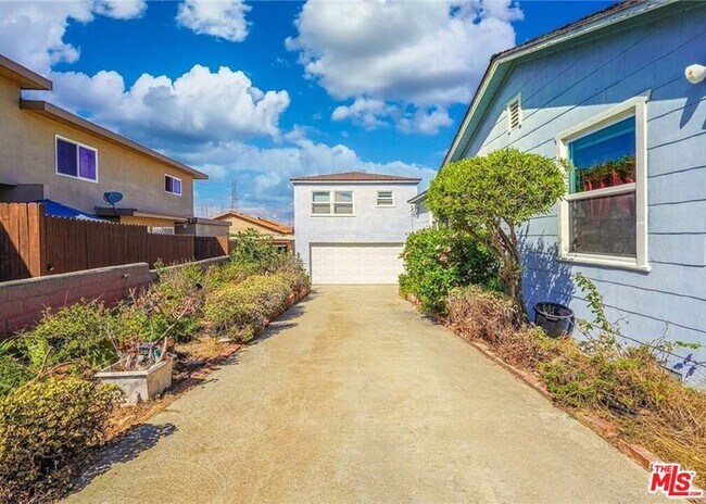 Building Photo - 2517 Curtis Ave