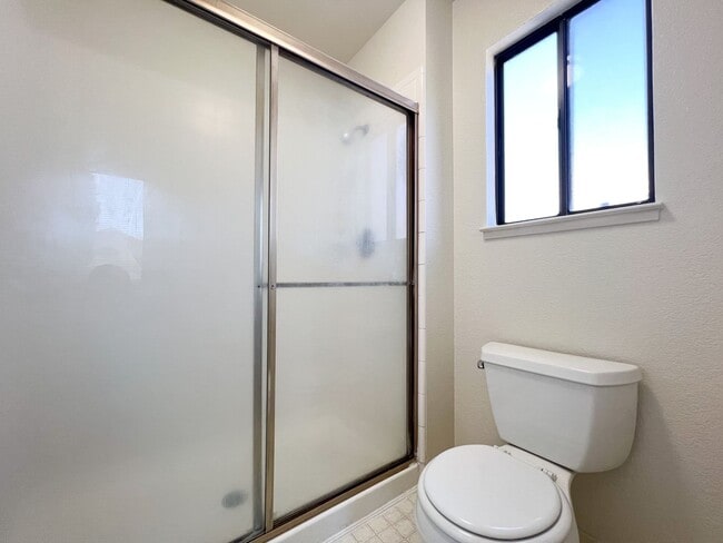 Building Photo - Newly Renovated 4 Bed, 3 Bath Home