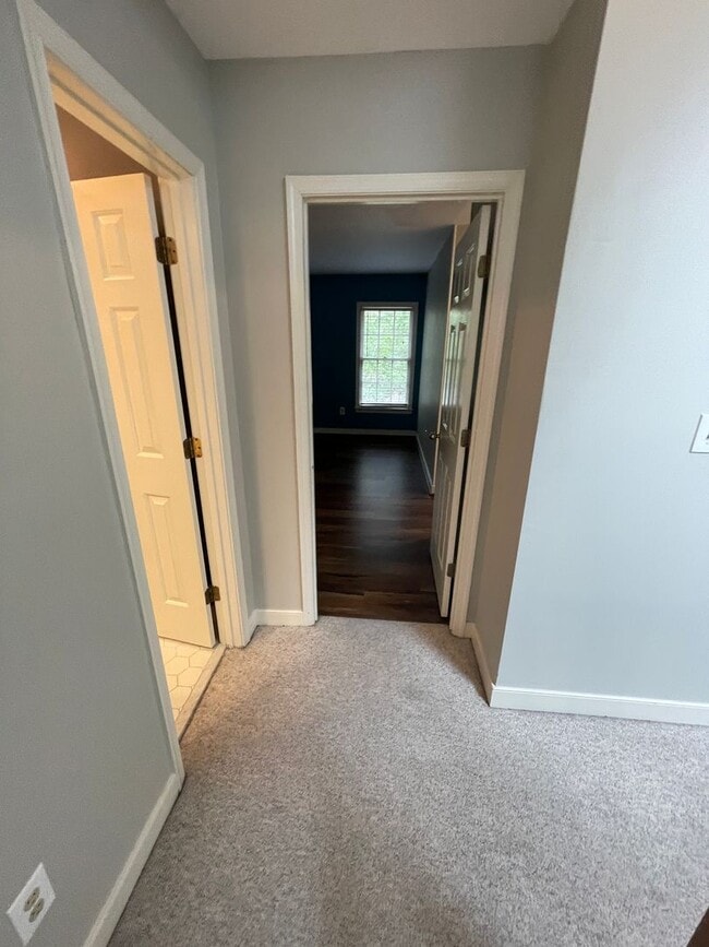 Building Photo - Large 2 Bedroom, 2.5 Bath Townhouse - Autu...