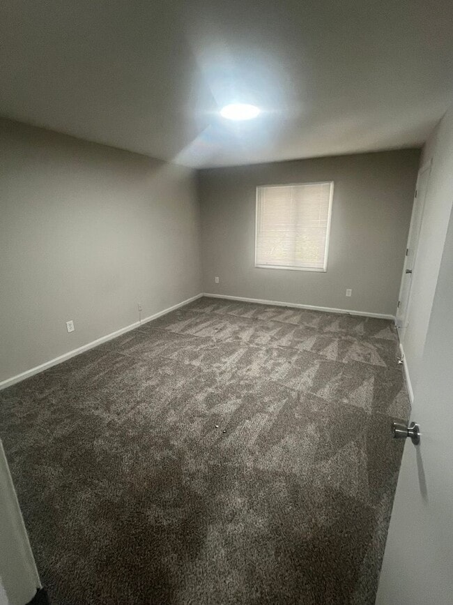 Building Photo - Spacious One Bedroom Unit