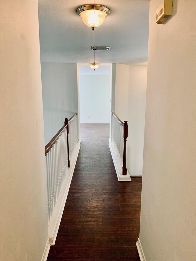 Building Photo - 8846 Gas Light Village Dr