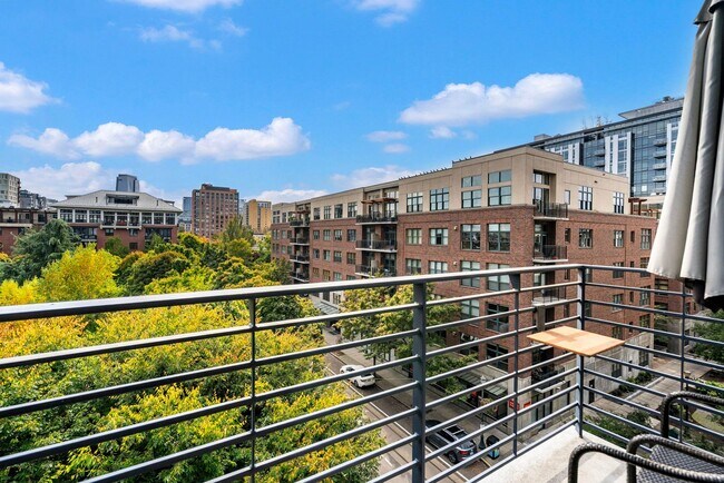 Building Photo - Park Place - 1 bed/1.5 bath/bonus room - Pearl District Condo w/NEW paint/bedroom carpet/parking/...