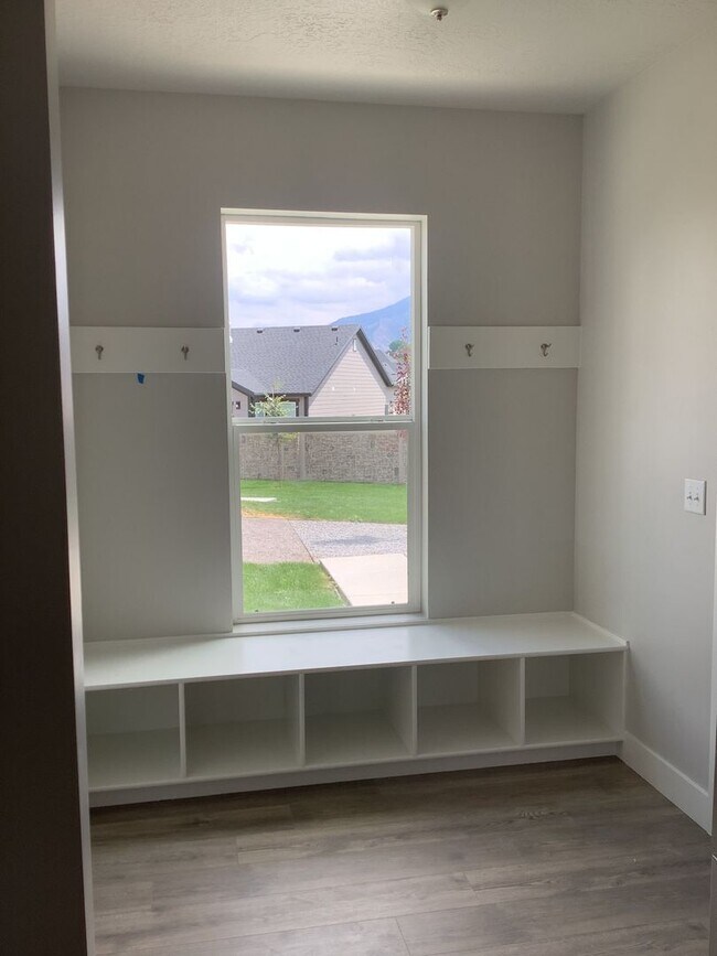Building Photo - Townhome in Prime Spanish Fork Location