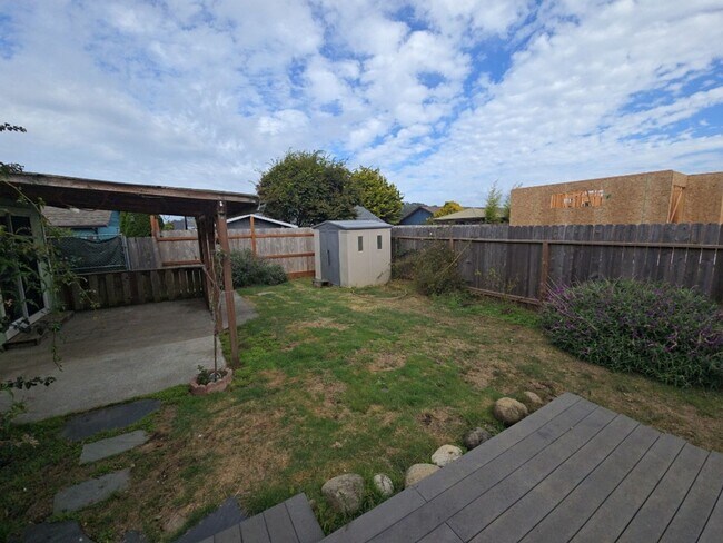 Building Photo - 3BD/2BA McKinleyville home features ample ...