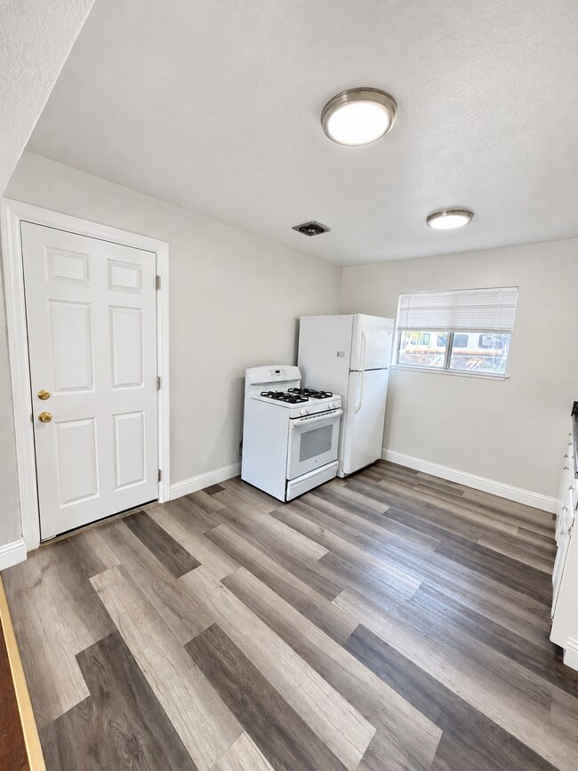 Building Photo - 1047 Alamos Ave