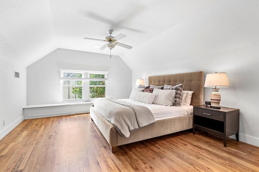 Building Photo - Room in Apartment on Lakeshore Dr