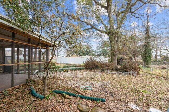 Building Photo - 137 Amber St
